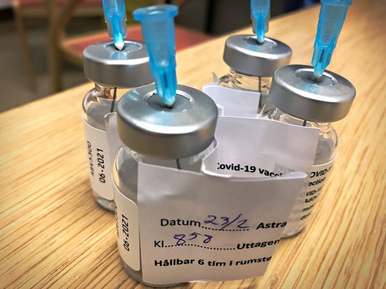 Vaccindoser som prepareras med Astra Zenecas vaccin mot covid-19, bild av ampuller klargjorda för at dra upp dos i spruta.