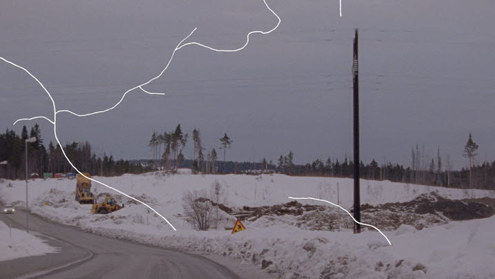 Stillbild ut filmen ”Föst här” som visar en snöslaskig landsbygdsväg med vägarbete. Vita linjer har dragits över bilden. 