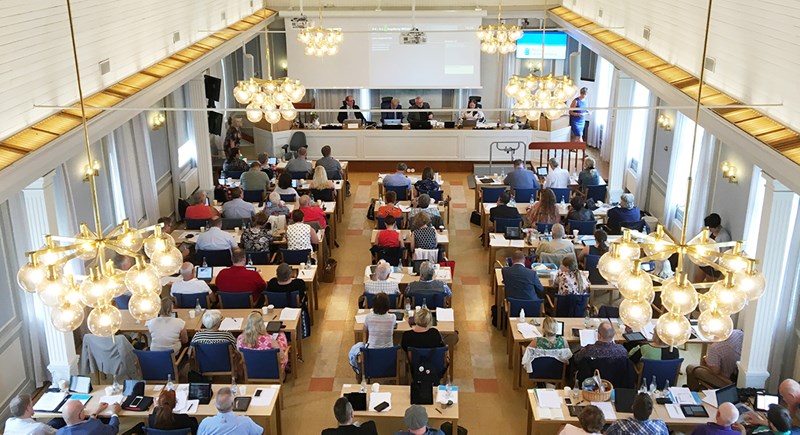 Fullmäktigesalen under ett fullmäktigemöte, sett snett uppifrån
