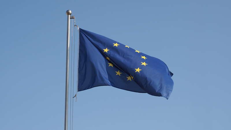 EU-flaggan med himmel som bakgrund. 