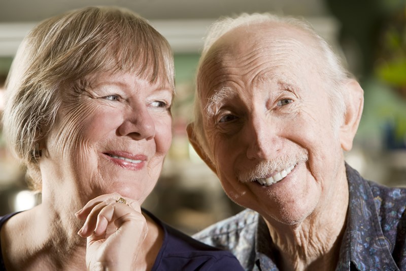 Närbild porträtt på äldre par, hon tittar på honom och ler