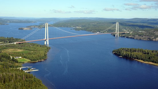 Vy över Ångermanälven och Högakustenbron