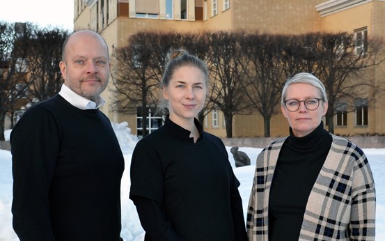 Anna Edblad, VD Örnsköldsviks Industrigrupp (till höger) tillsammans med industriutvecklarna Alexandra Rietz och Jonas Lindberg. Inom projektet SIMMITT har de tittat på formen för en samverkansplattform för länets tillverkningsindustri. 