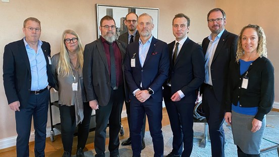 Riksdagsledamöterna Peder Björk (S) och Sten Bergheden (M) stod för inbjudan till samtalet i Sveriges riksdag. 
