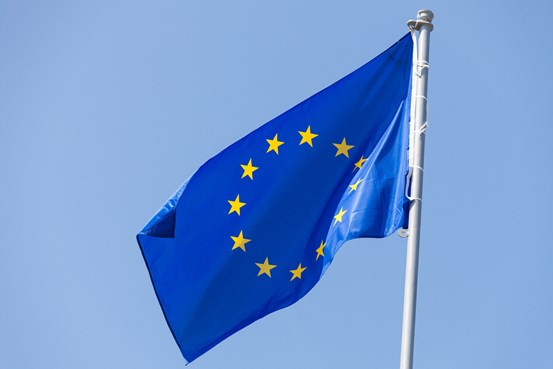 En EU-flagga som vajar lätt i vind.