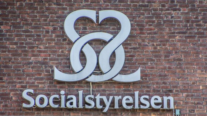 Socialstyrelsens logotype på vägg