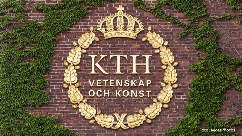 Bild på KTH som skylt på en murad vägg