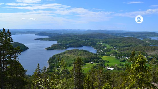 Valkallen Höga kusten leden. Bild tagen från en kulle ut över naturen.
