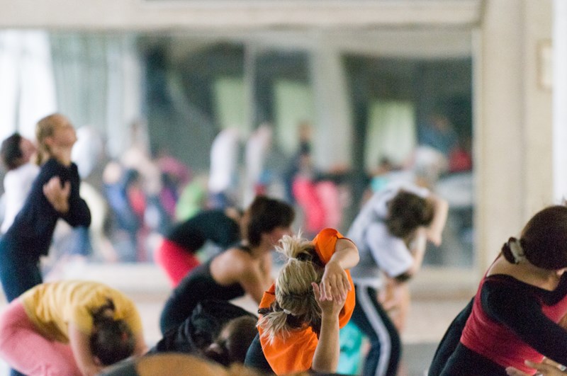 Personer som dansar i en danslokal