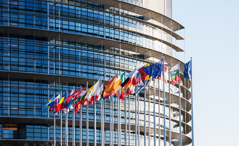 Alla flaggor i Europeiska unionen framför EU-parlamentet