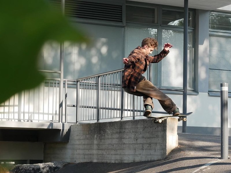 Jesper Ferrari Bourner på skateboard.