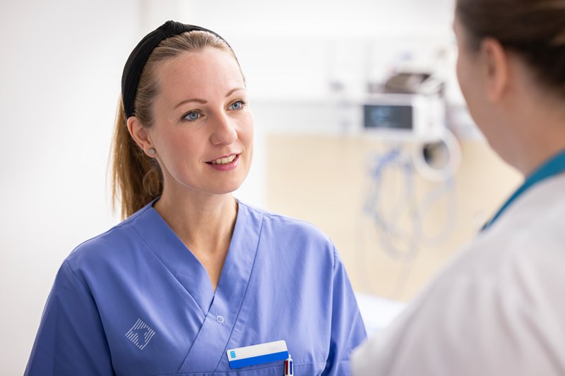 Två vårdanställda kvinnor.