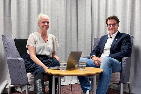 Agneta Jakobsson och tillförordnad hälso- och sjukvårdsdirektör Roger Westerlund sitter vid ett bord med en dator. 