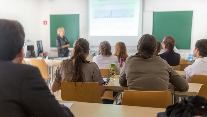 Föreläsning pågår i utbildningslokal