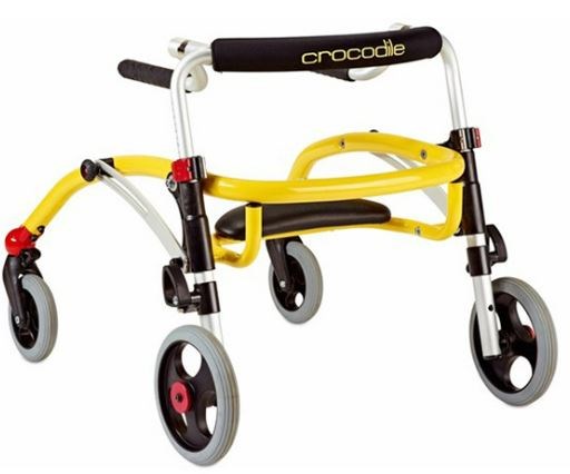 Fyrhjulig rollator, bakåtvänd. Framåtvända handtag. Stora hjul baktill, små framtill. 