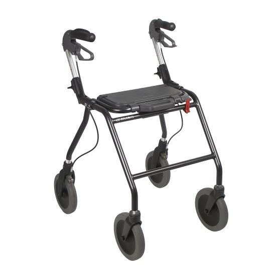 Mörkgrå fyrhjulig rollator, små hjul. Framåtvända handtag med handbromsar. Sittplatta som går att vika upp. 