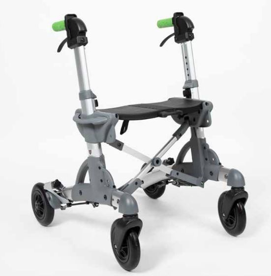 Grå fyrhjulig rollator, framåtvänd. Bakåtvända handtag med handbromsar. Sittplatta. 
