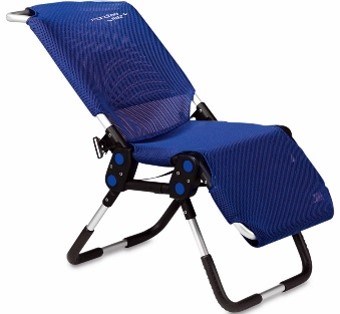 Duschstol med sits, rygg och benstöd i blått tyg, duschstolen har två u-formade benstöd. 