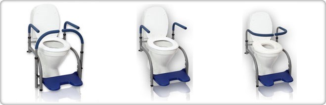 Tre olika blå armstöd med blå fotplatta som är monterat på golvstående toalett.