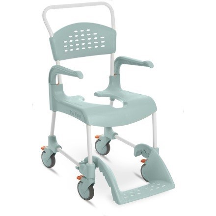 Hygienstol med ryggstödsplatta i hård plast, sits i plast med två armstöd och fotstöd, duschstolen har ett underrede med fyra hjul.