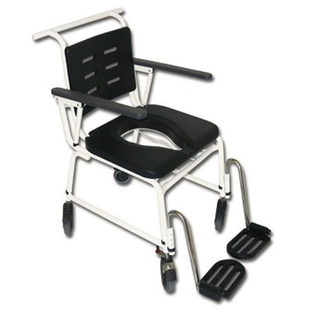 Hygienstol med svart ryggstöd i hårdplast, svart sits i plast med två svarta armstöd och fotstöd, duschstolen har ett underrede med fyra hjul.
