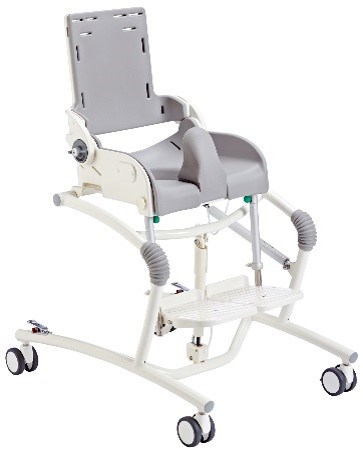 Duschstol med grå sits och rygg med vitt underrede med fyra hjul. 