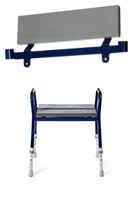 Duschstol i blå färg med fyra ben, grå sits,  två armstöd och ett ryggstöd som inte är monterat på duschstolen.