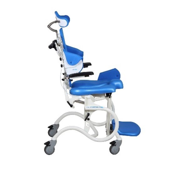 Hygienstol med blått ryggstöd, blå sits, två svarta armstöd, blått nackstöd och fotstöd, duschstolen har ett underrede med fyra hjul.