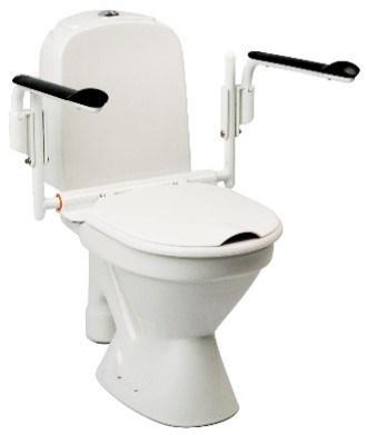 Två armstöd med toalettring och lock som sitter monterat på golvstående toalett.
