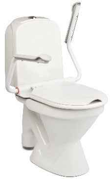 Två armstöd med toalettring och lock som sitter monterat på golvstående toalett, ett armstöd är uppfällt.