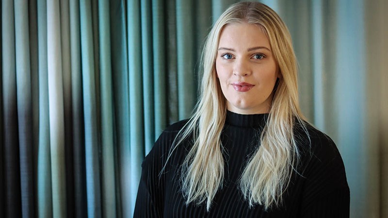 Elin Berglund tittar in i kameran och ler