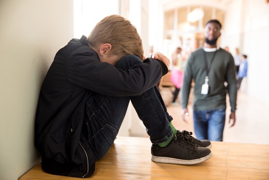 Ledsen pojke i skolan