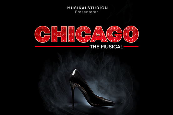 En svart högklackad sko mot en svart tonad bakgrund och texten Chicago i rött.