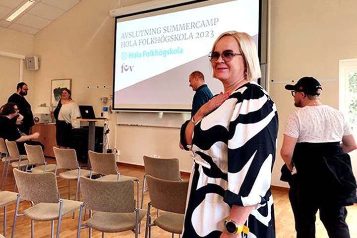 Rektor Lea Kinnunen står i skolan Högtidssal under avslutningen av summercamp