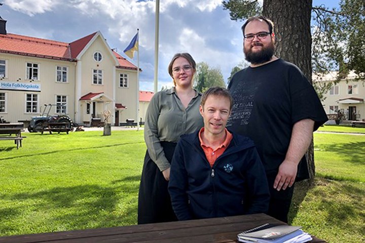 Moa Lindblad, Lars Lundqvist och Leo Raitaniemi står utomhus framför Hola folkhögskolas huvudbyggnad.