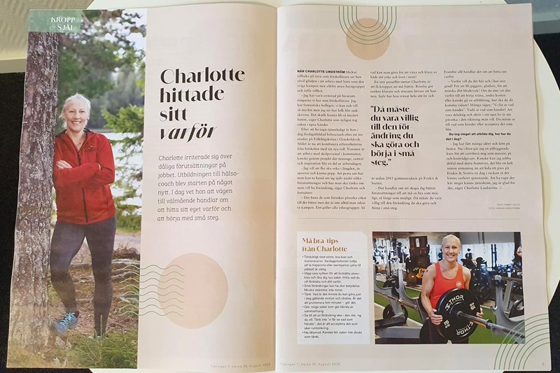 Ett tidningsuppslag med bild på en kvinna lutad mot ett träd och rubriken Charlotte hittade ditt varför.