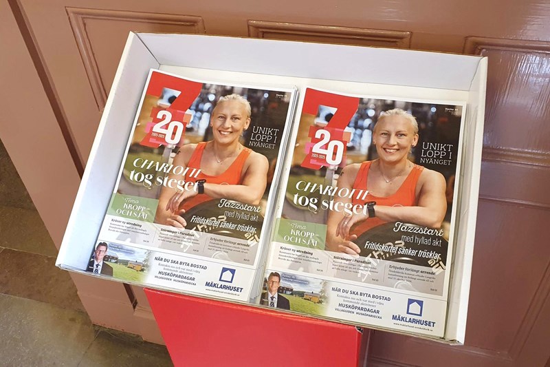 Två högar av tidningar i ett tidningsställ men en kvinna på omslaget och rubriken Charlotte tog steget.