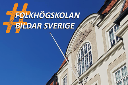 Toppen av skolbyggnaden mot en blå himmel tillsammans med texten Folkhögskolan bildar Sverige.