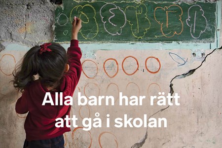 En flicka står med ryggen mot kameran och skriver med en krita på en vägg med sprickor i samt texten Alla barn har rätt att gå i skolan.