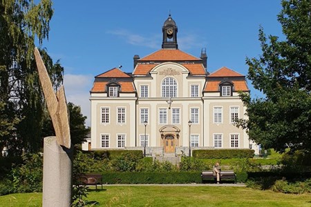 Skolans huvudbyggnad fotad från Rådhusparken utanför.