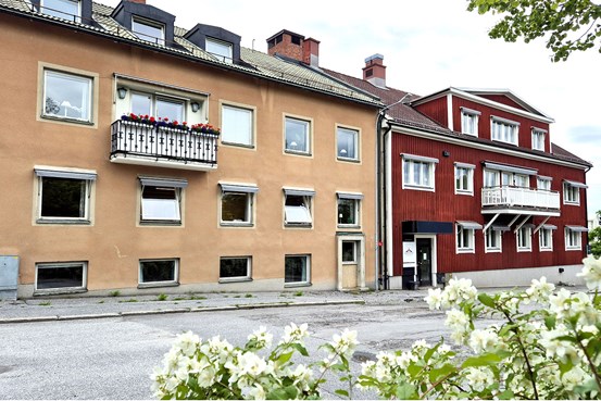 Ett gult hus och ett rött hus som sitter ihop. 