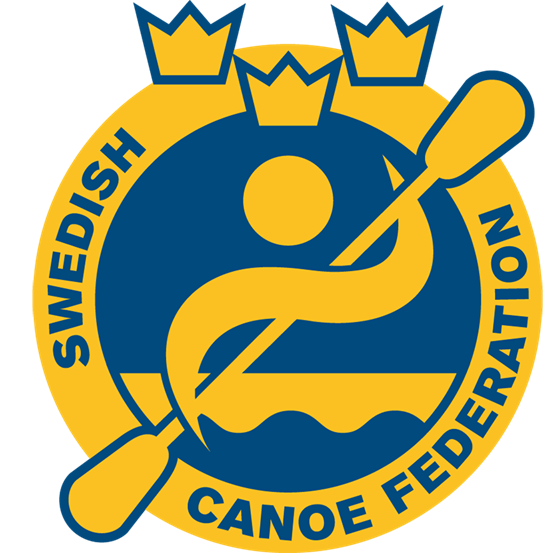 En rund logotyp i blått och vitt med en illustration av en person som paddlar kanot och texten Swedish Canoe Federation.