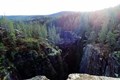 Utsikt över en skog och en bergsskreva i Höga Kusten.