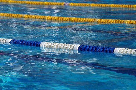 En simbassäng med avdelare i olika färger