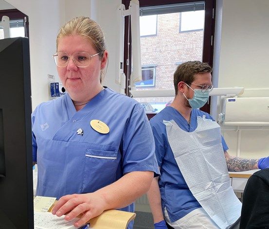 Dental nurse Annika Hageqvist and dental hygienist Robin Dahlgren.