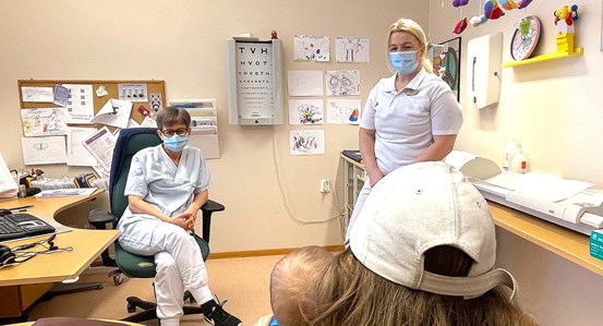 Distriktssköterskan Elin Roos och tandsköterskan Linn Fryksten är glada över att samarbetet lett till färre kariesdrabbade barn i Kramfors kommun.