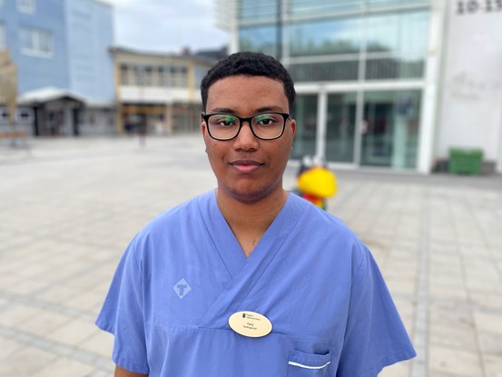 Manlig tandhygienist står på torget i kramfors.