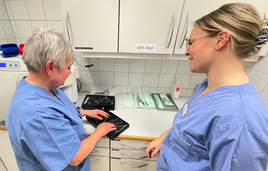 ”Det är bra för miljön att patienterna får göra besöken här på plats. Vi åker hit i stället, två dagar i månaden på onsdagar, säger Berit Persson Wiklund, som tillsammans med Johanna Johansson hjälper patienterna.