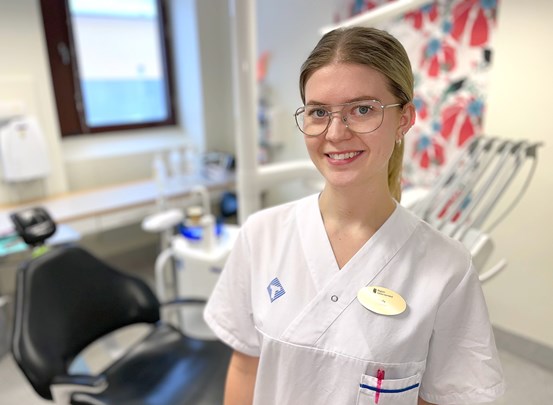Frida Johansson, tandläkare på Folktandvården Centrum och en av adepterna på TAK – Tandakademin Västernorrland. ”Det har varit väldigt roligt. Jag rekommenderar alla nya tandläkare att gå TAK”, säger hon.