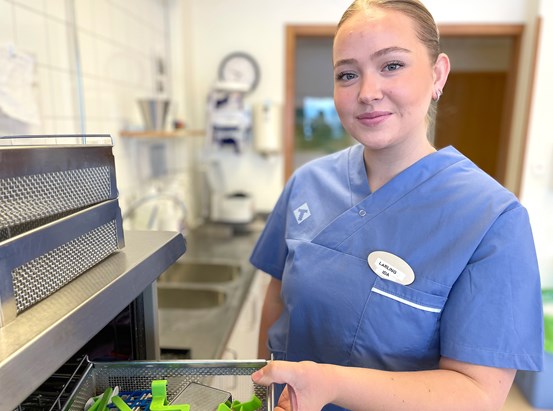 Ida Omnell började som lärling på Folktandvårdens klinik i Domsjö hösten 2023. Här jobbar hon i ”trey-preppen”, där steriliseringen av instrument äger rum.